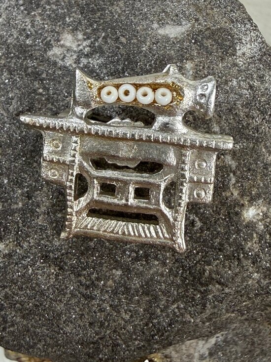Vintage Jewelry - Vintage Silver Tone Sewing Machine Pin C Clasp 1" X 1"